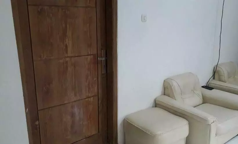 Hotelli Oyo 90939 Guesthouse Yansen Residence