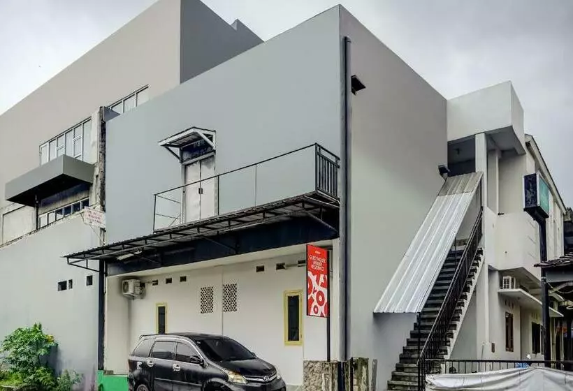 Hotelli Oyo 90939 Guesthouse Yansen Residence