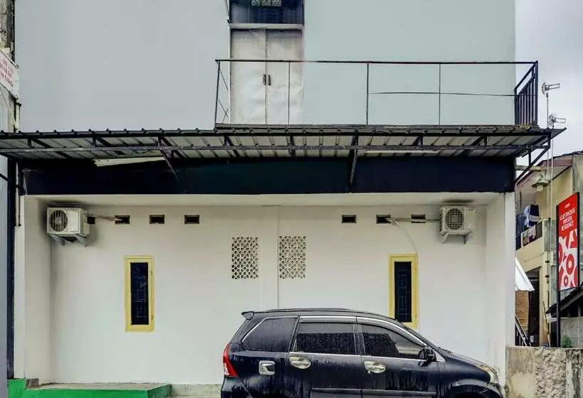 Hotelli Oyo 90939 Guesthouse Yansen Residence