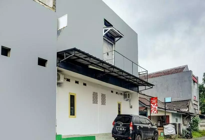 Hotelli Oyo 90939 Guesthouse Yansen Residence