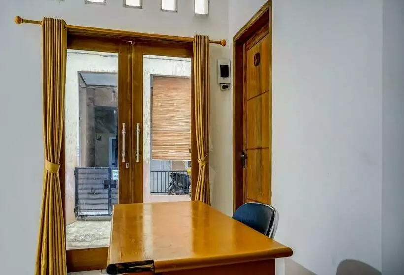 Hotelli Oyo 90939 Guesthouse Yansen Residence