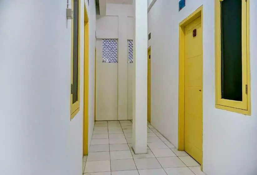 Hotelli Oyo 90939 Guesthouse Yansen Residence