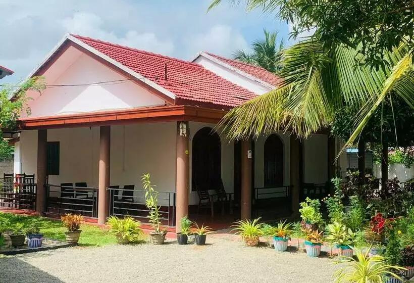 ペンション Aaruthraa Villa