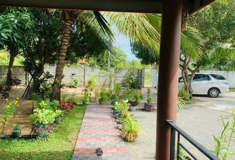 ペンション Aaruthraa Villa