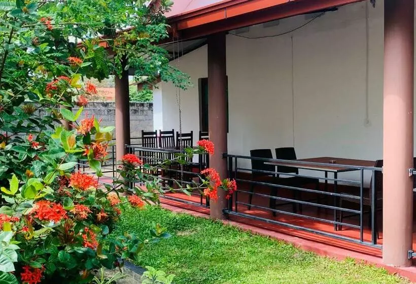 ペンション Aaruthraa Villa
