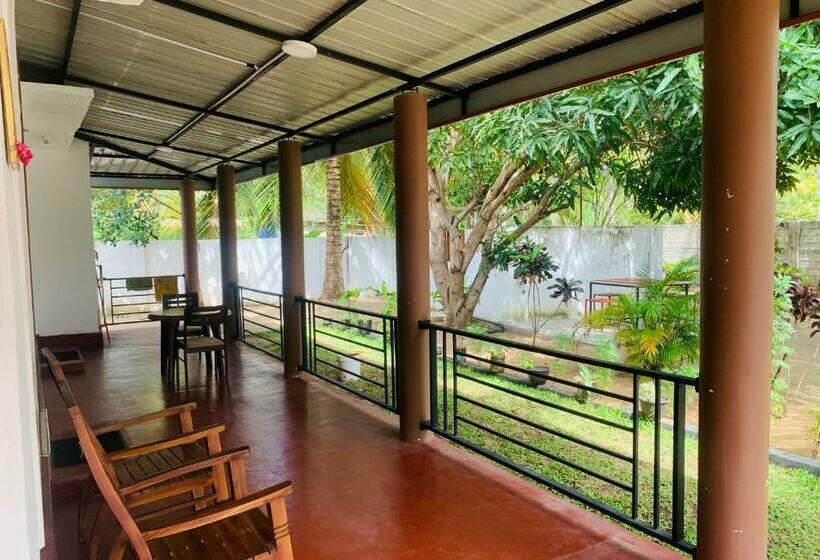 بنسيون Aaruthraa Villa