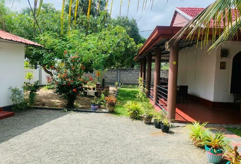 بنسيون Aaruthraa Villa