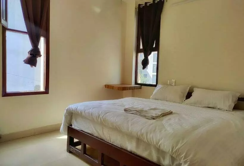 Tatsat Hostel
