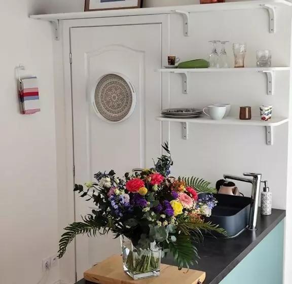 Aamiaismajoitus (B&B) Chambre Studio Indépendante Au Calme Vue Sur Piscine