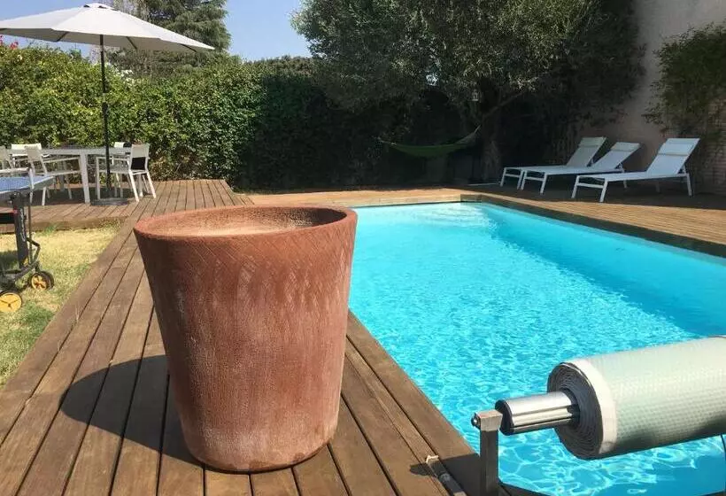 Aamiaismajoitus (B&B) Chambre Studio Indépendante Au Calme Vue Sur Piscine