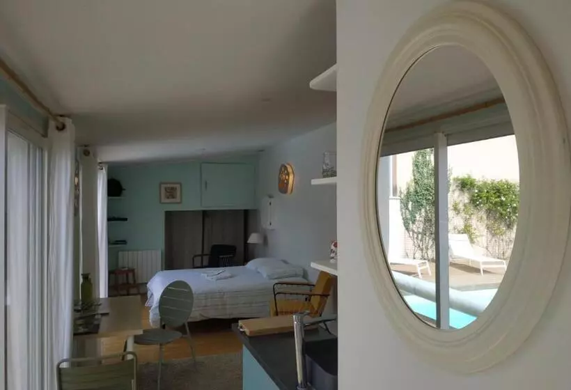 Aamiaismajoitus (B&B) Chambre Studio Indépendante Au Calme Vue Sur Piscine