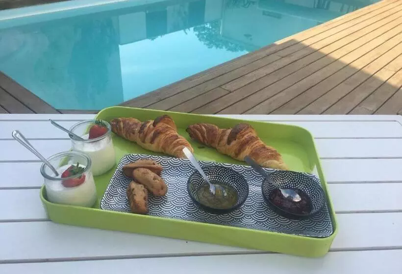 Aamiaismajoitus (B&B) Chambre Studio Indépendante Au Calme Vue Sur Piscine