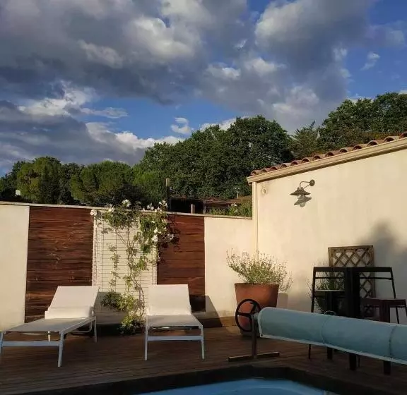 Aamiaismajoitus (B&B) Chambre Studio Indépendante Au Calme Vue Sur Piscine