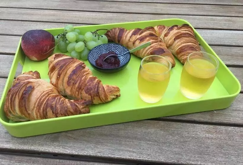 Aamiaismajoitus (B&B) Chambre Studio Indépendante Au Calme Vue Sur Piscine