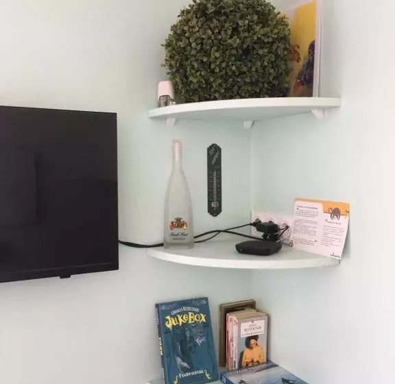 Aamiaismajoitus (B&B) Chambre Studio Indépendante Au Calme Vue Sur Piscine