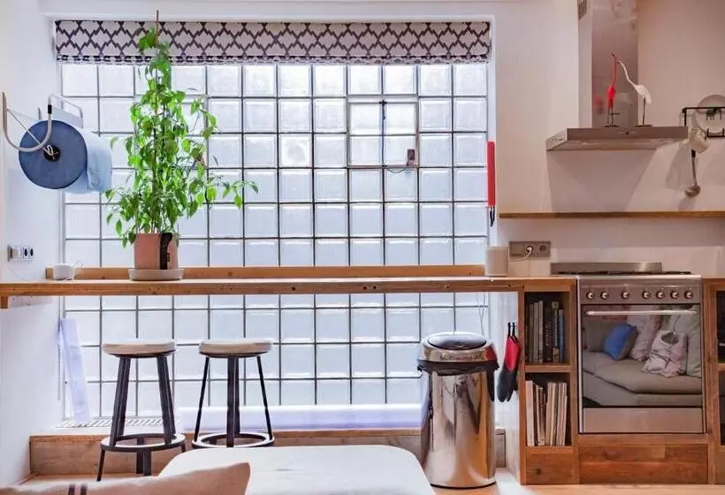 ベッドアンドブレックファースト Flo S Atelier   Family Studio Note Studio Is Adjacent To Flo S Apartment