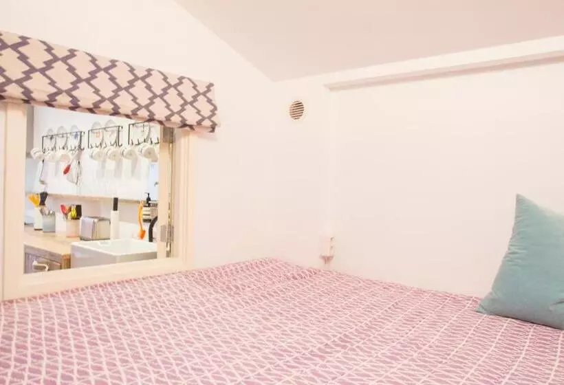 ベッドアンドブレックファースト Flo S Atelier   Family Studio Note Studio Is Adjacent To Flo S Apartment