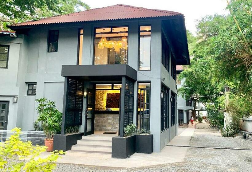 The Henry Resort Taramindu Laiya