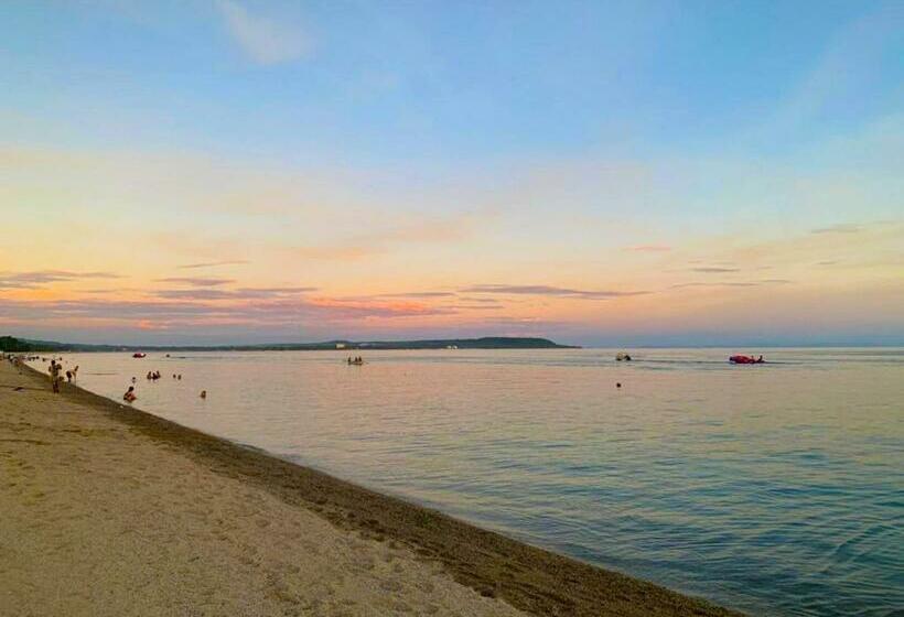 The Henry Resort Taramindu Laiya