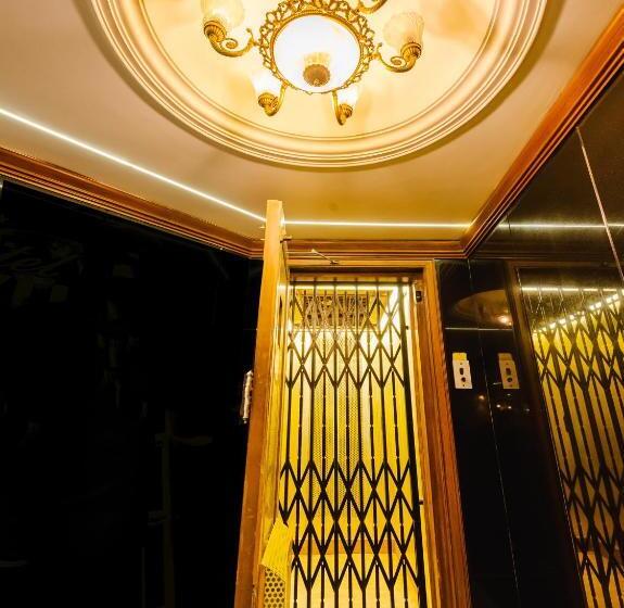 هتل Galaxy Opp Surat Railway Station