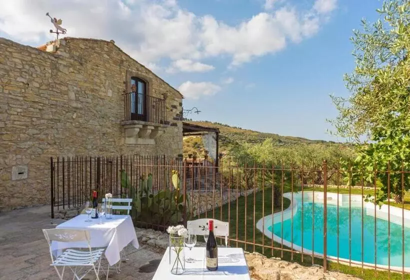 Hotelli Masseria Fortificata Lo Zafferaneto