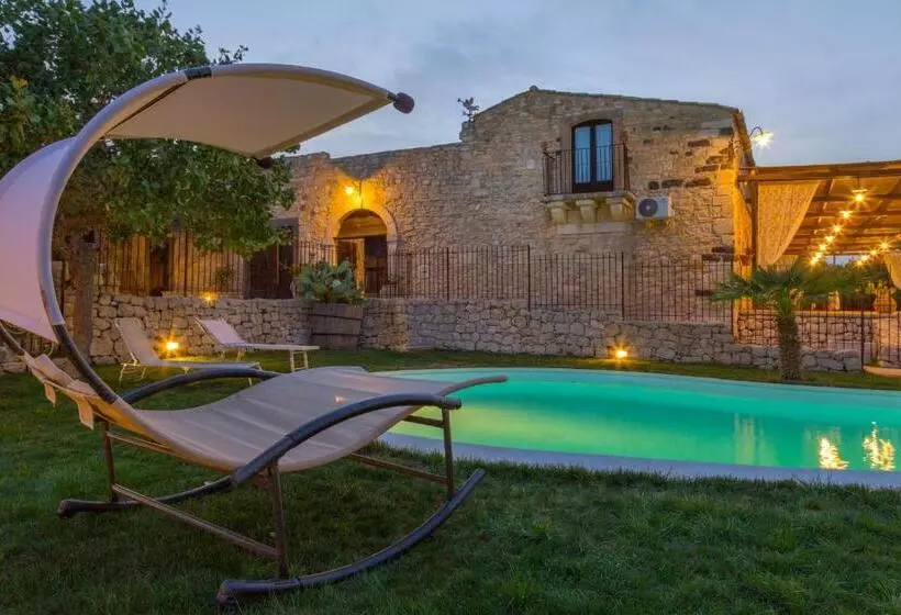 Hotelli Masseria Fortificata Lo Zafferaneto