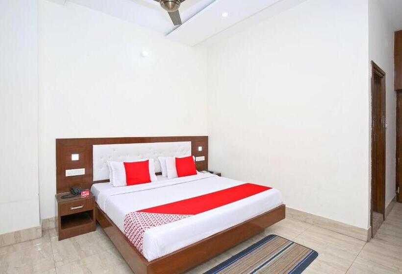 בית מלון כפרי Oyo 12766 Nimantran Resort