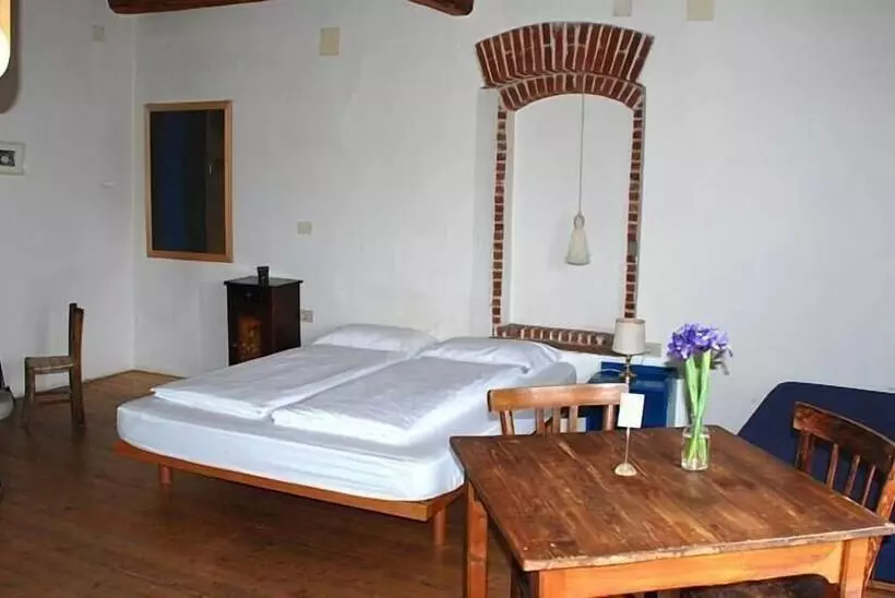 تختخواب و صبحانه La Tinassara