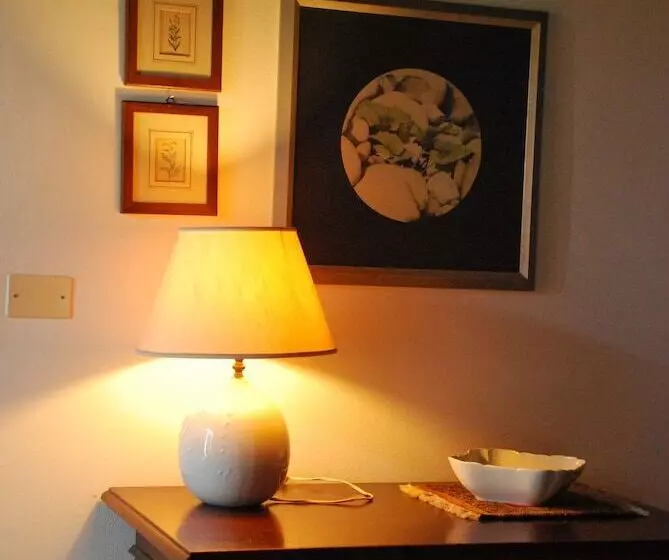 تختخواب و صبحانه La Tinassara