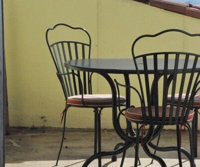 تختخواب و صبحانه La Tinassara