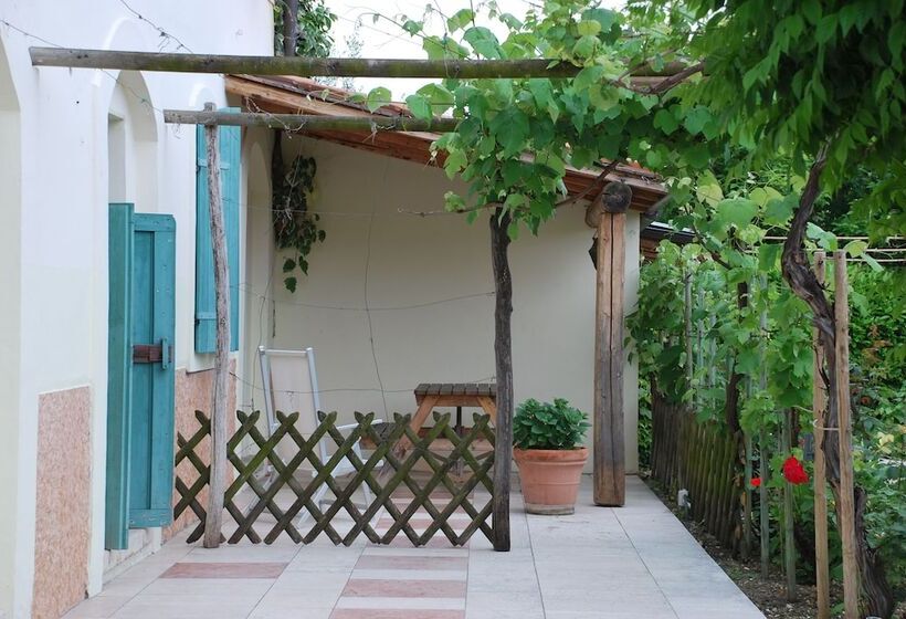 تختخواب و صبحانه La Tinassara