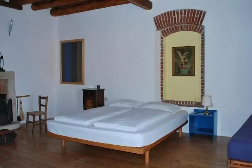 تختخواب و صبحانه La Tinassara