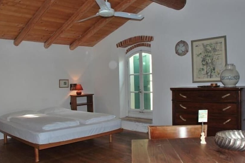 تختخواب و صبحانه La Tinassara