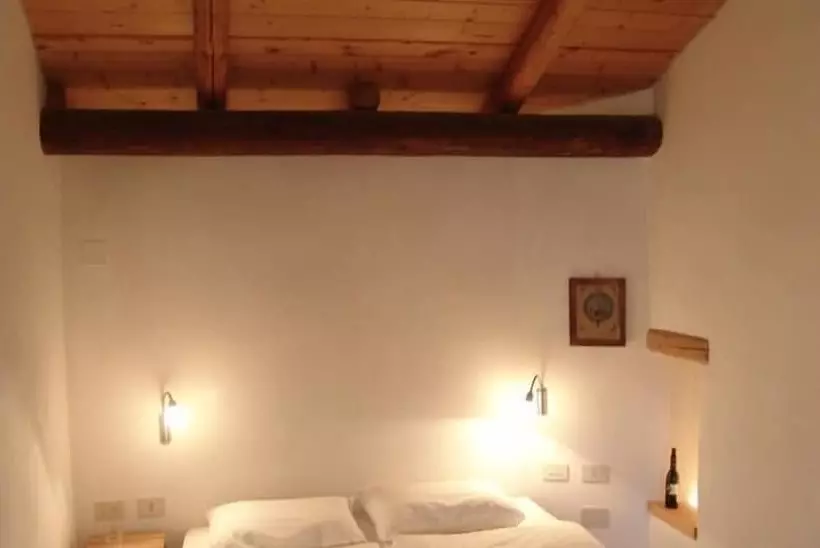 تختخواب و صبحانه La Tinassara