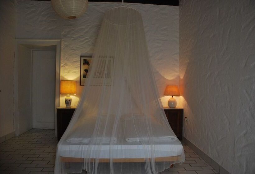 تختخواب و صبحانه La Tinassara