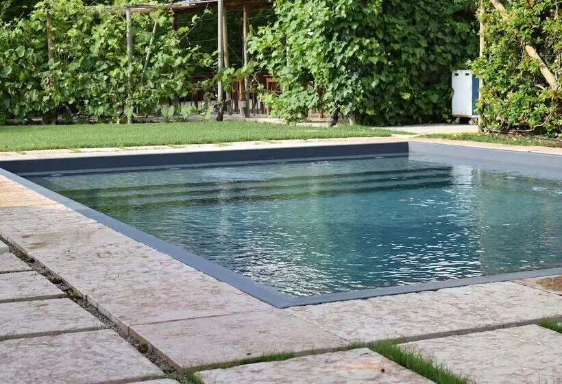 تختخواب و صبحانه La Tinassara