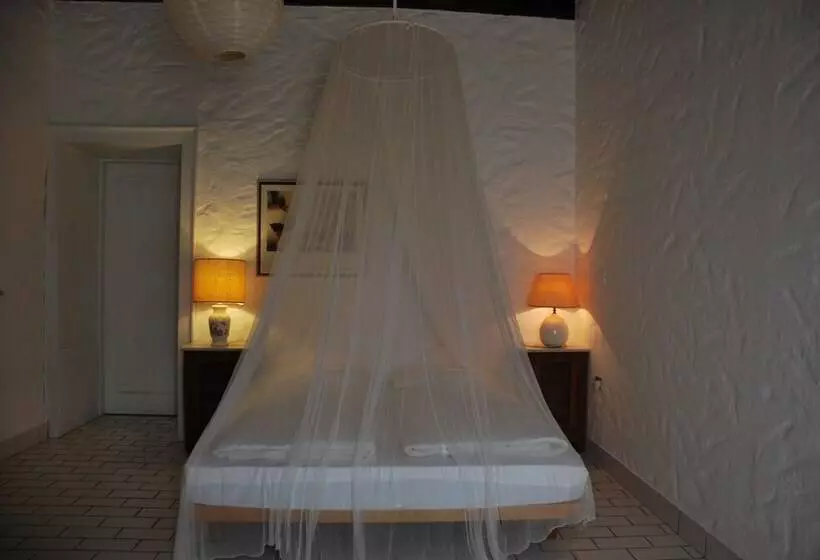 تختخواب و صبحانه La Tinassara