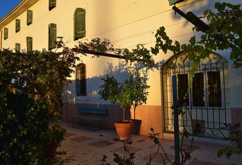 تختخواب و صبحانه La Tinassara