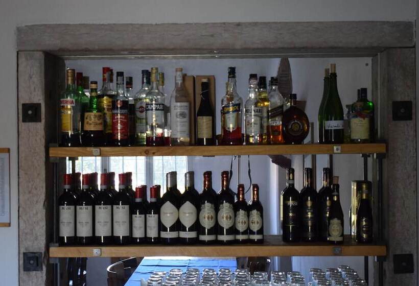 تختخواب و صبحانه La Tinassara