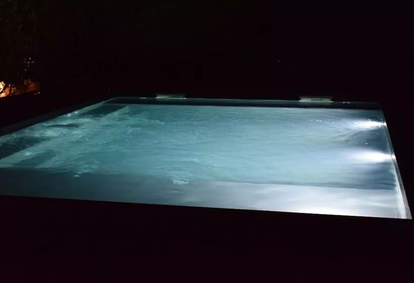 تختخواب و صبحانه La Tinassara