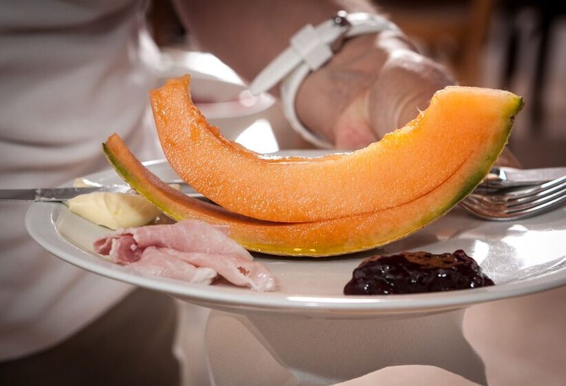 تختخواب و صبحانه La Tinassara