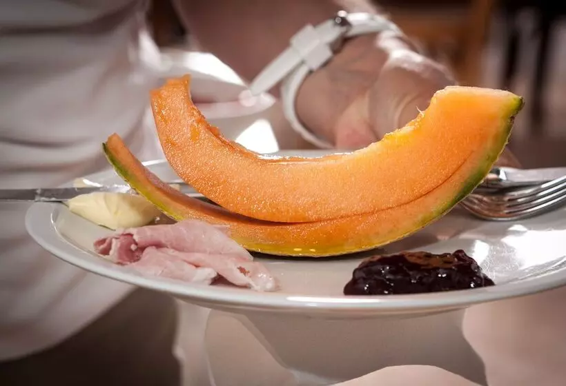 تختخواب و صبحانه La Tinassara