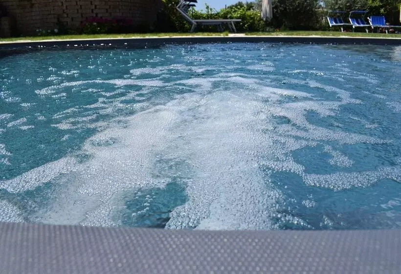 تختخواب و صبحانه La Tinassara