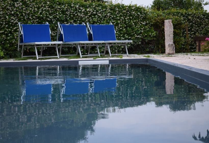 تختخواب و صبحانه La Tinassara