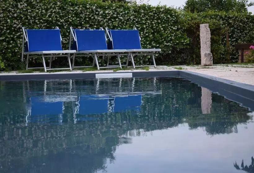 تختخواب و صبحانه La Tinassara