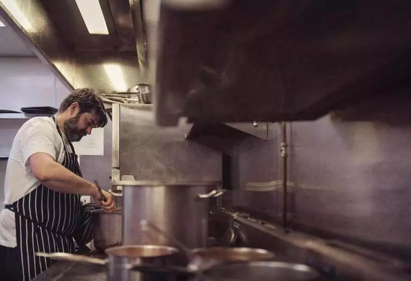 Отель Tweedies Bar And Lodge