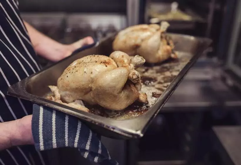 Отель Tweedies Bar And Lodge