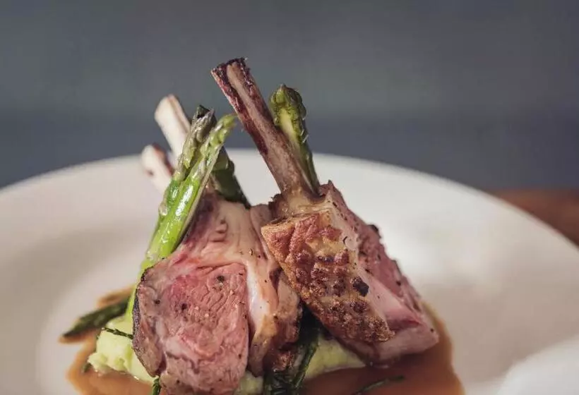 Отель Tweedies Bar And Lodge