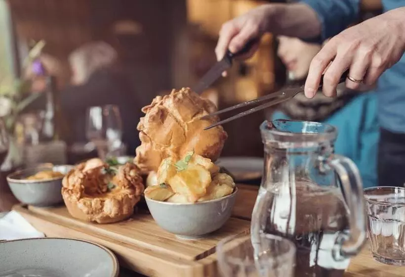 Отель Tweedies Bar And Lodge