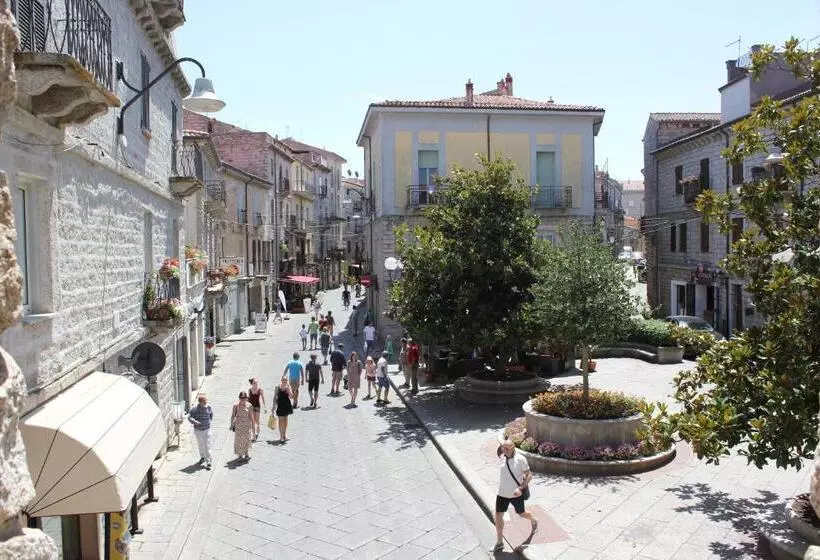 B&b Piazza Di L Ara